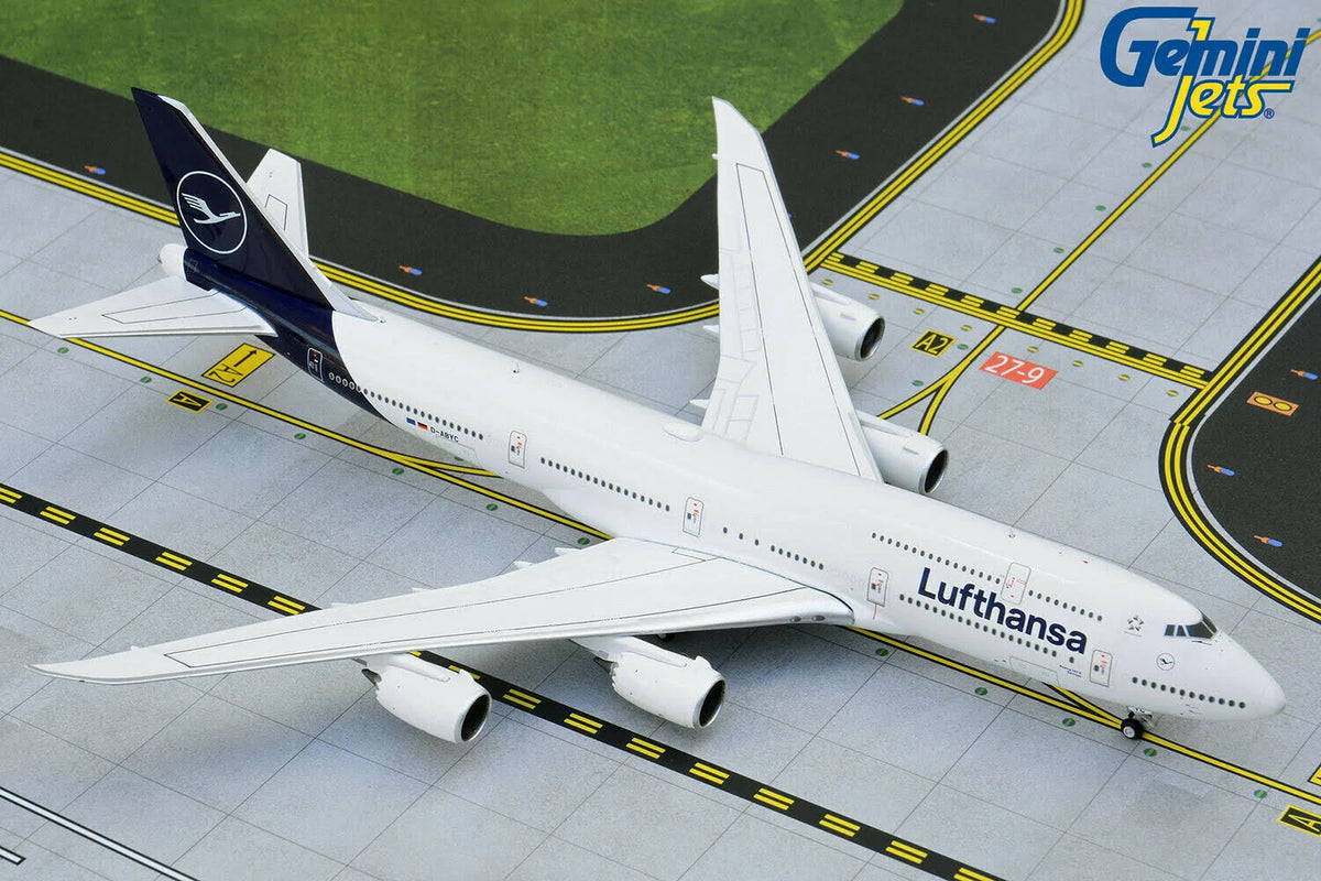 1:400 Lufthansa Boeing 747-8i Airplane Model G149144